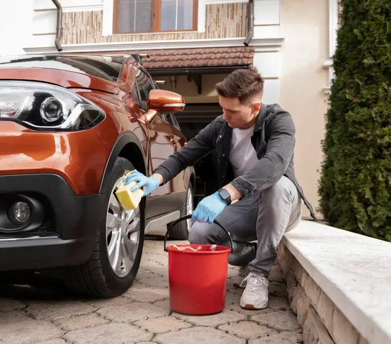 Lavage auto à domicile Thimory : professionnel intervenant sur un véhicule